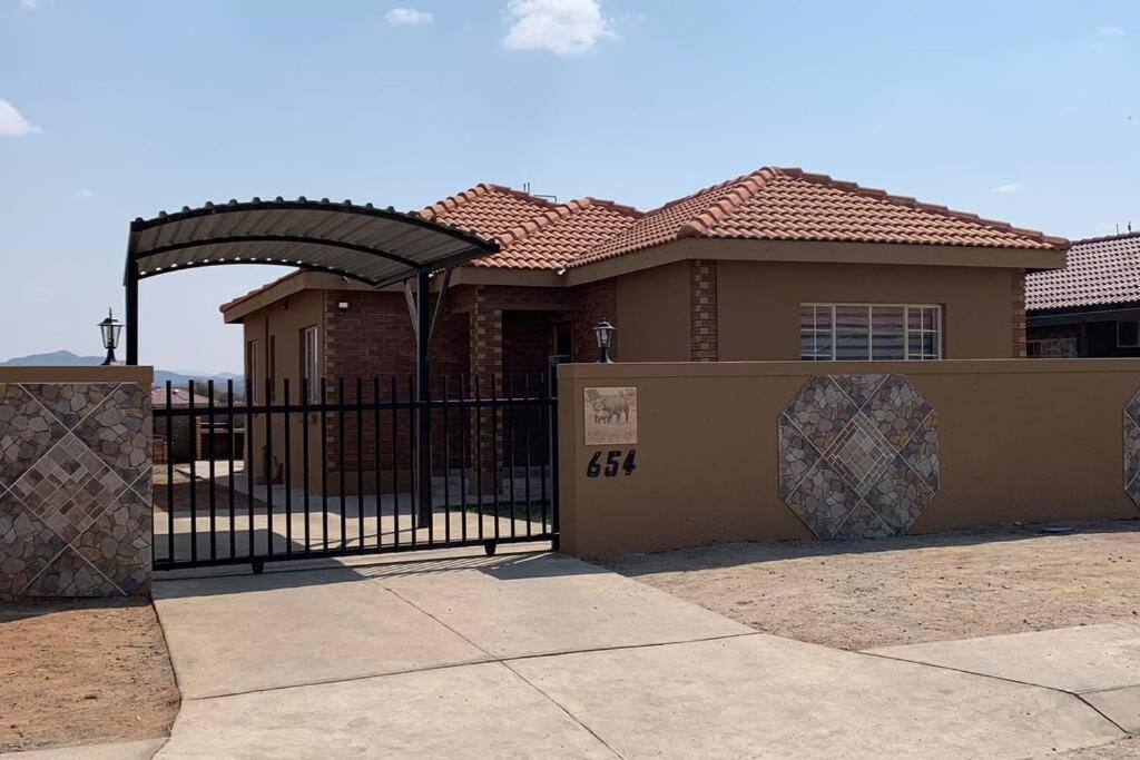 Rhino House With 3 Bedrooms Next To Pilanesberg And Sun City Mogwase Zewnętrze zdjęcie