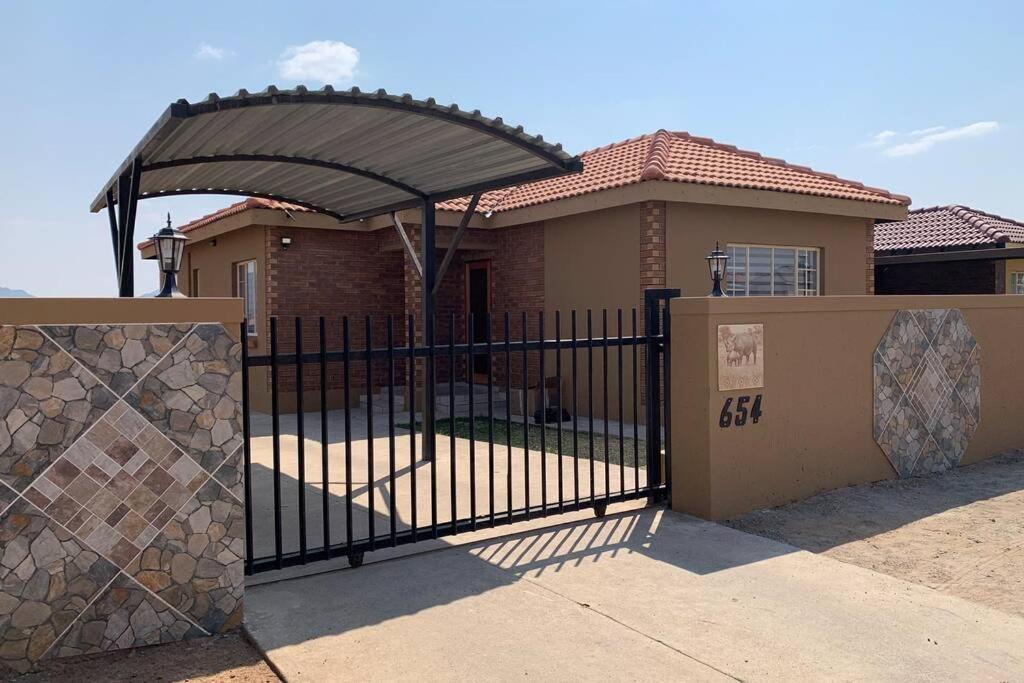 Rhino House With 3 Bedrooms Next To Pilanesberg And Sun City Mogwase Zewnętrze zdjęcie